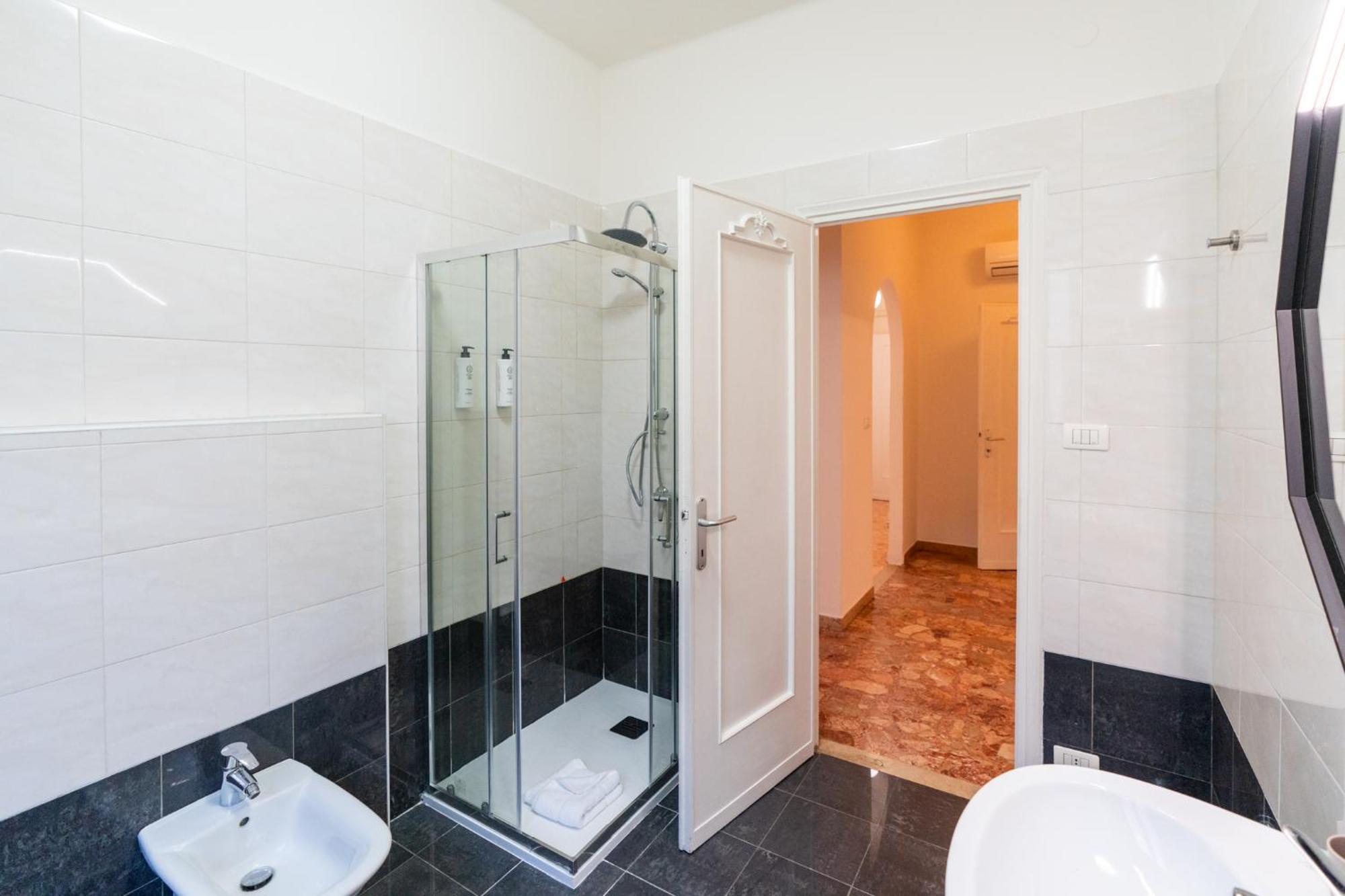 Domus - Elegante Residenza Con Affaccio Su Porta Leoni Apartamento *