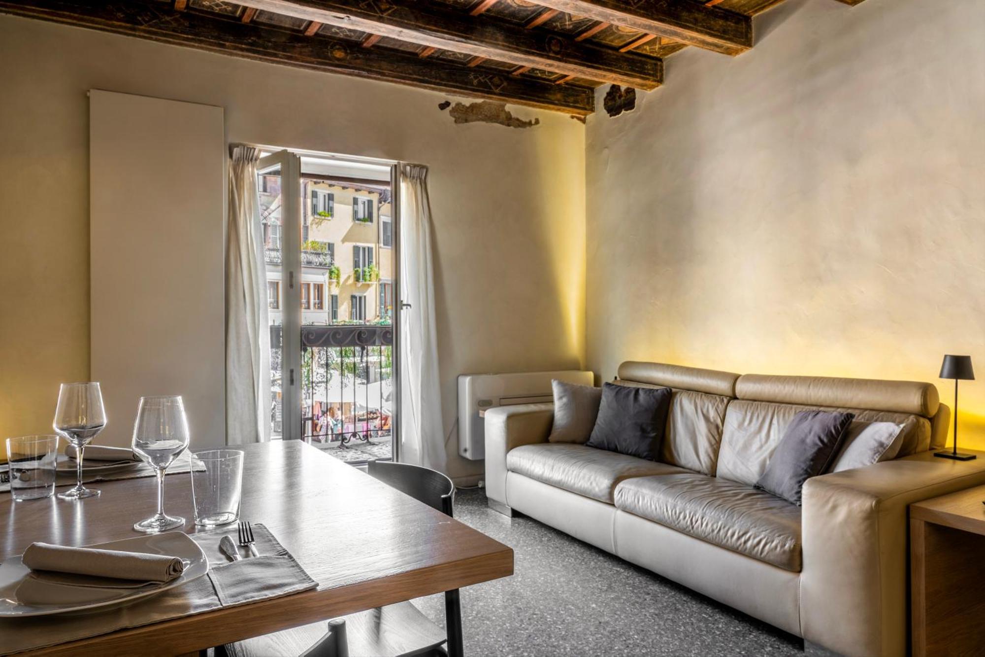 Apartment Luxury On Piazza Erbe Verona