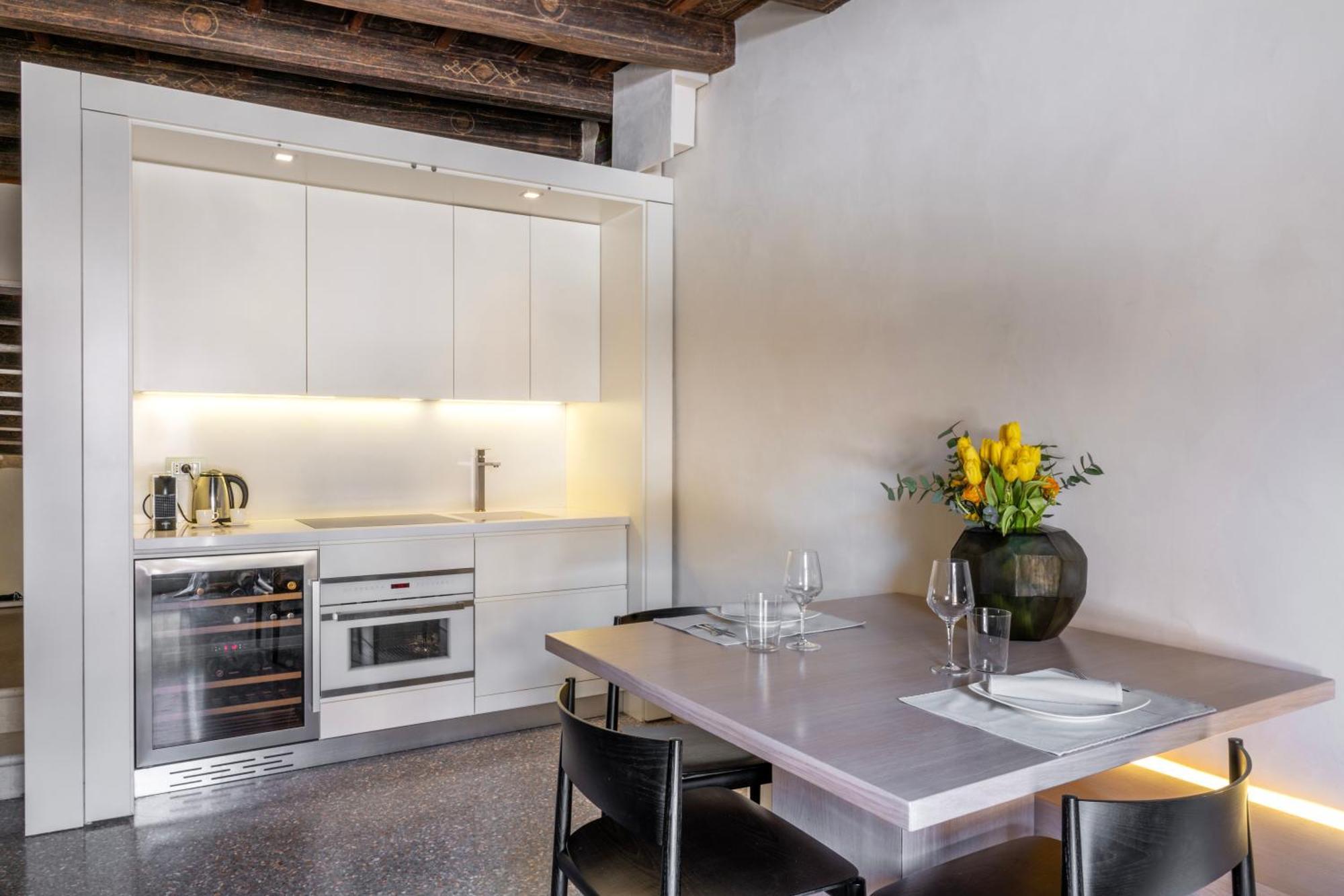 Luxury On Piazza Erbe Apartment
