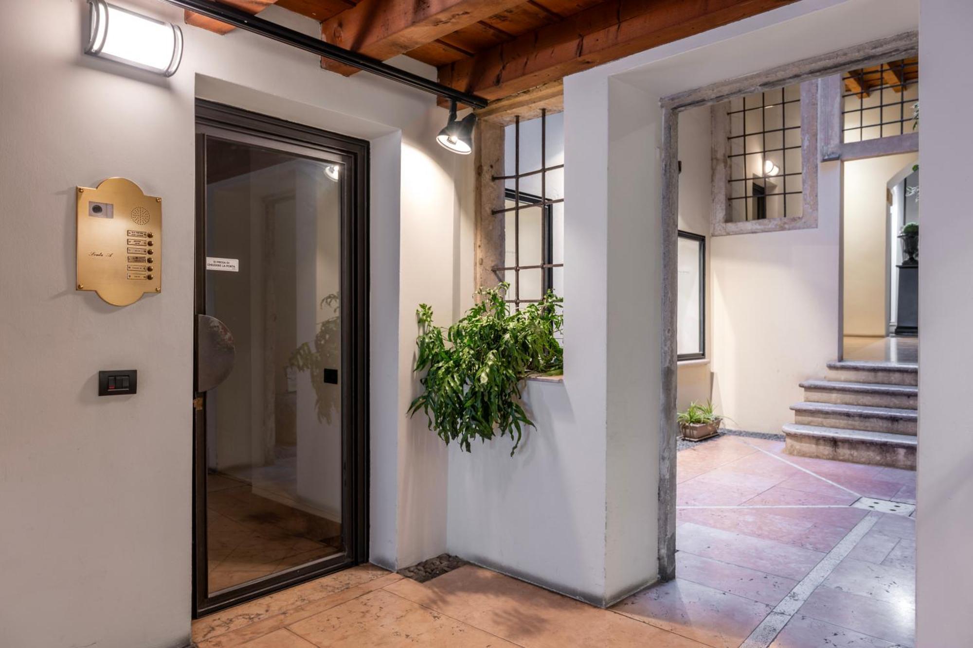 Luxury On Piazza Erbe Apartment Verona