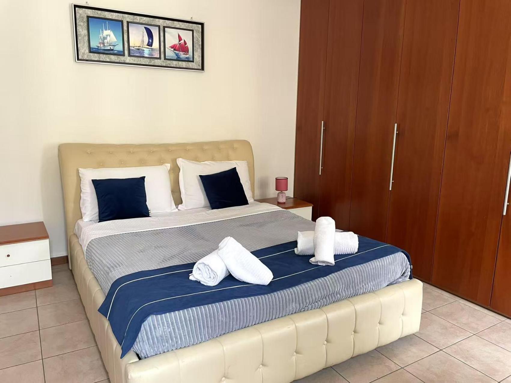 Flat Blue Apartment *