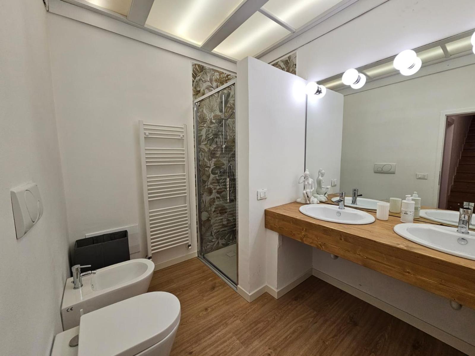 Casa A - Giardino E 3 Posti Auto In Cortile Apartamento