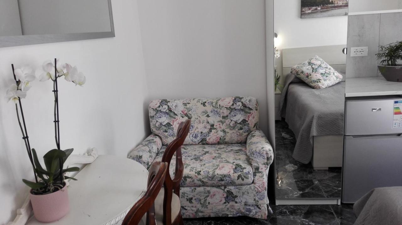 Minihouselarissa Diverona Pensión