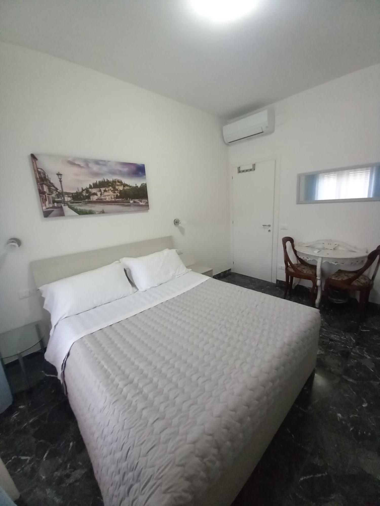 Pensión Minihouselarissa Diverona