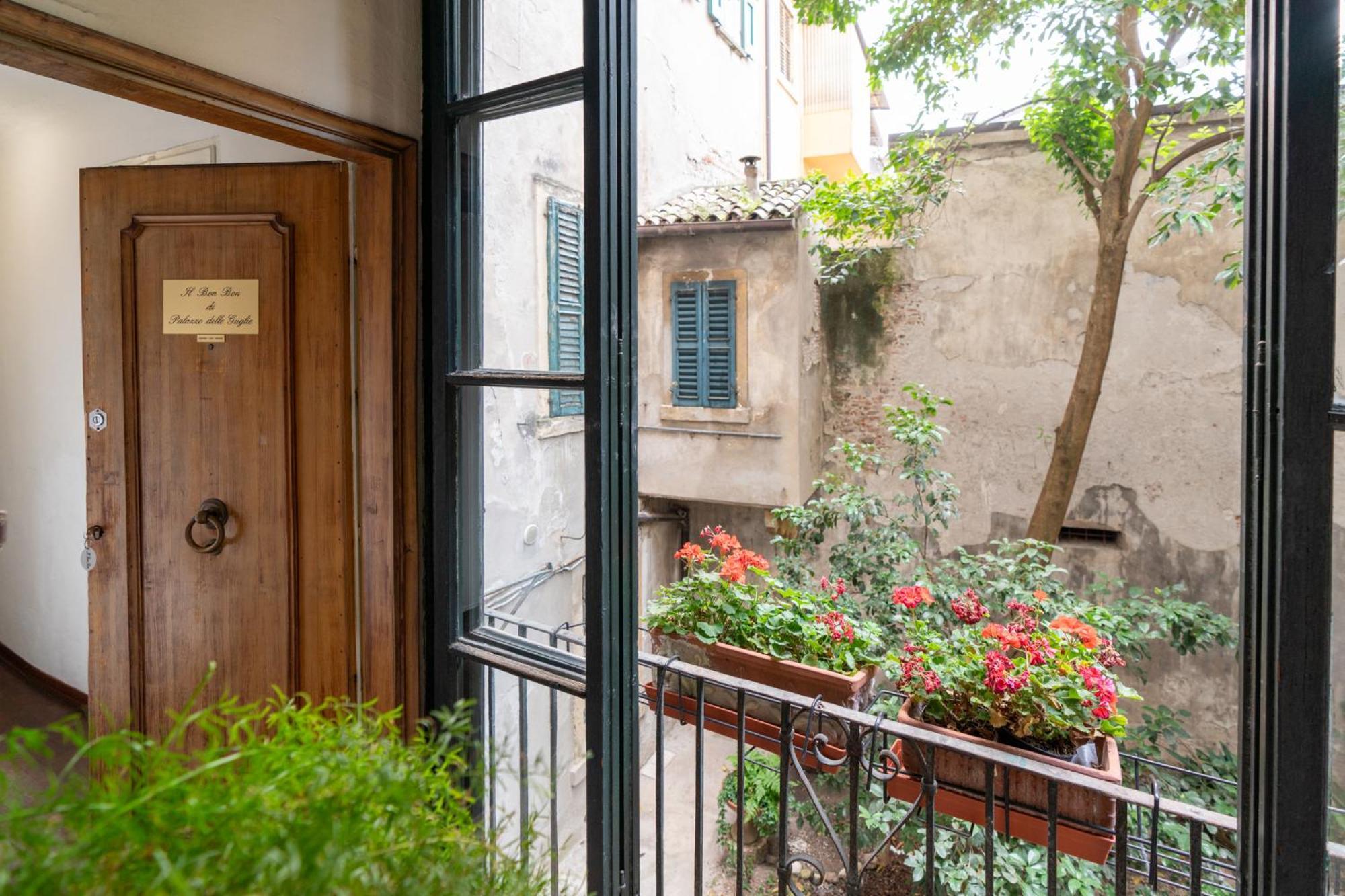 Appart hôtel Palazzo Delle Guglie By Postcardsfrom *