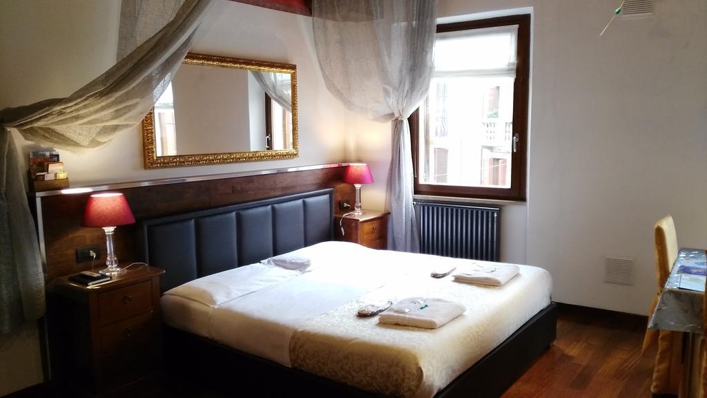 Antica Via Roma Garden View Bed & Breakfast